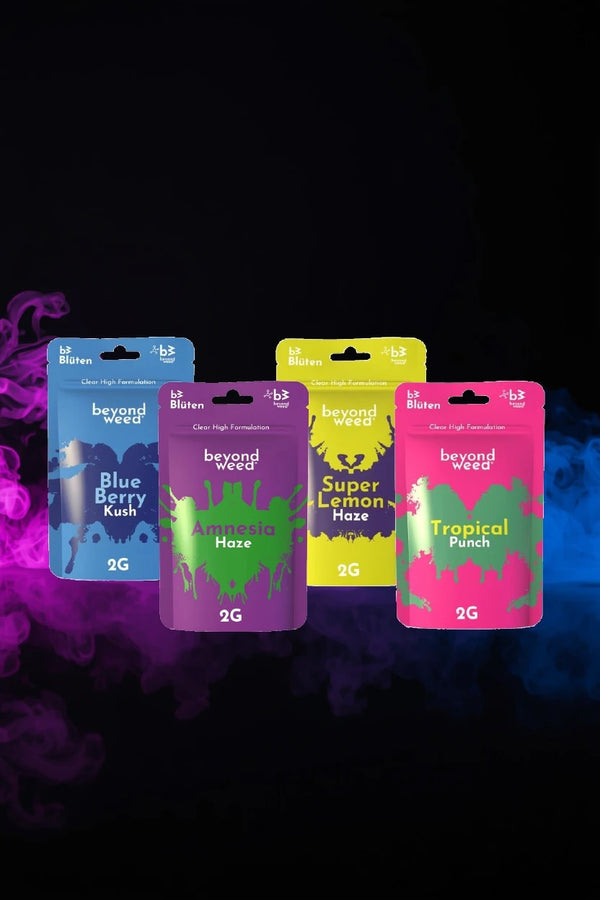 Beyond Weed B3 Blüten 2 g – alle vier Sorten: Blue Berry Kush, Amnesia Haze, Super Lemon Haze und Tropical Punch vor farbigem Rauch